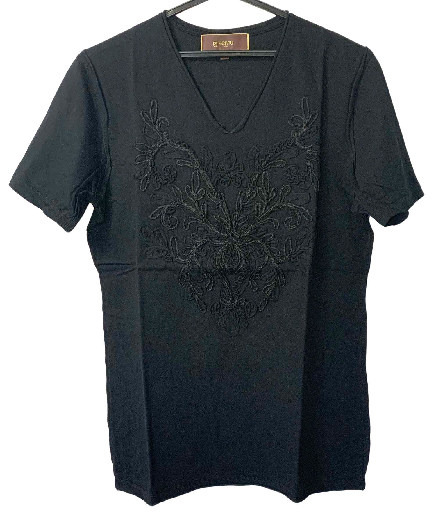 Bennu（ベンヌ）刺繍カットオフVネックTシャツ / ブラック
