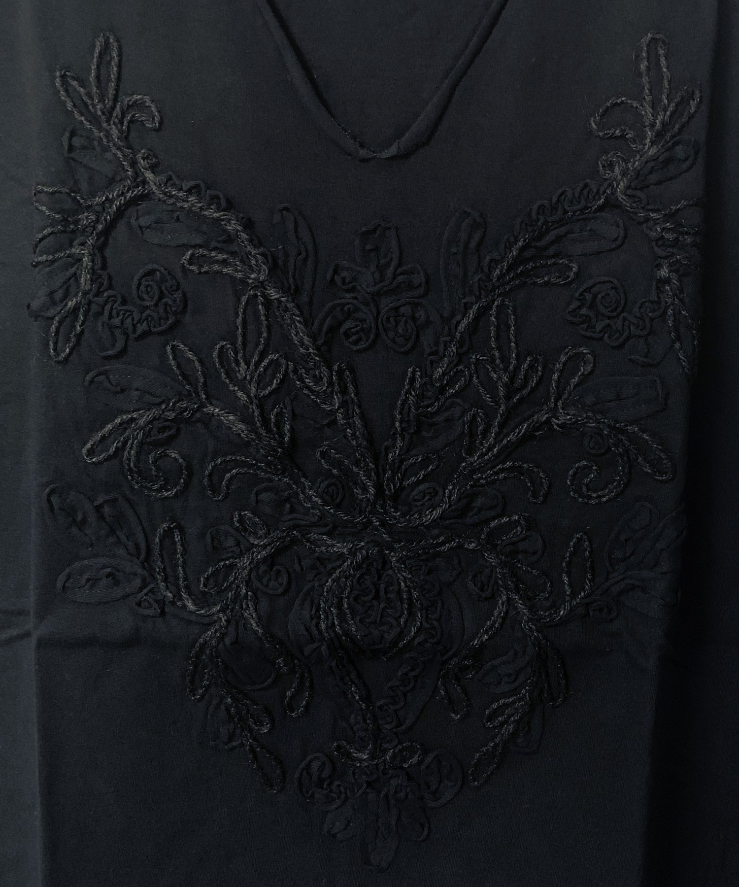 Bennu（ベンヌ）刺繍カットオフVネックTシャツ / ブラック
