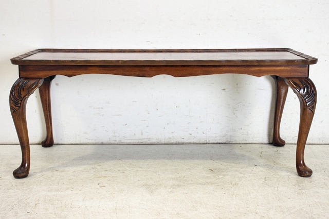 エレガントで上品なウォルナット材のアンティークのセンターテーブルをお探しなら～イギリス製アンティーク家具専門店　シェリーズ　アンティークス