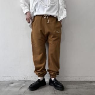 OLDMAN'S TAILOR <br> OMT EMBROIDERY SWEAT PANTS / BROWN<img class='new_mark_img2' src='https://img.shop-pro.jp/img/new/icons64.gif' style='border:none;display:inline;margin:0px;padding:0px;width:auto;' />