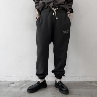 OLDMAN'S TAILOR <br> OMT EMBROIDERY SWEAT PANTS / CHARCOAL<img class='new_mark_img2' src='https://img.shop-pro.jp/img/new/icons64.gif' style='border:none;display:inline;margin:0px;padding:0px;width:auto;' />