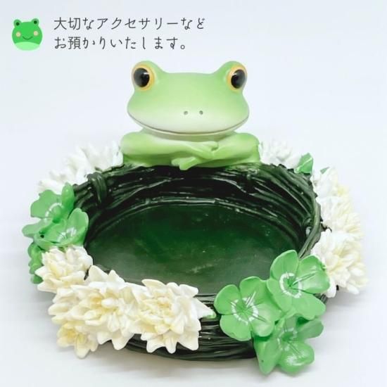 コポー 花冠の小物入れ | シロツメクサと四つ葉のクローバーをあしらっ