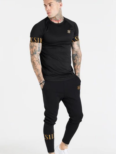 Siksilk【シックシルク】Black and Gold Elastic 半袖Tシャツ＆トラックパンツ セットアップ 3D刺繍ロゴ ブラック