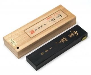 墨運堂造 創業110周年記念 金巻墨 「信貴」 箱付 書道具 文房具 古墨 墨運堂造 創業110周年記念 金巻墨 「信貴」 箱付 書道具 文房具 古墨