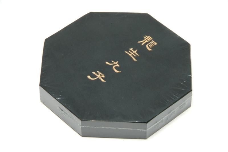 墨運堂　百選墨　No.51 『龍生丸子』　定価　¥64900(税込) 百選墨 NO.51 龍生九子 純植物性油煙墨 - 書道用具専門店 西本皆
