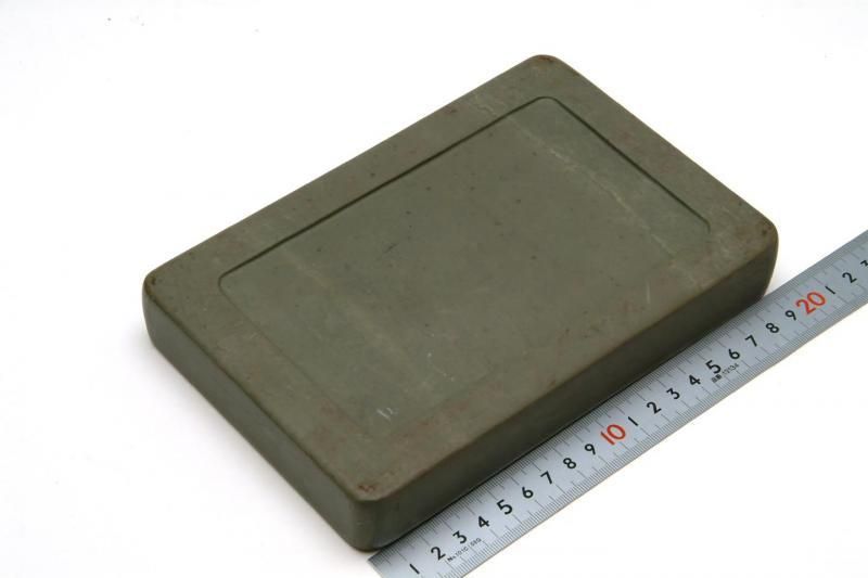 緑端 雷菱雙龍戯珠文の鐘様硯】◇潤緑に黄波暈◇九吋◇唐木天地蓋