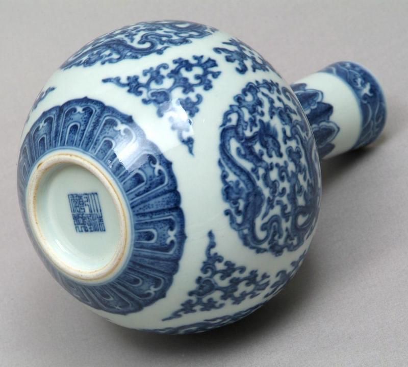 景徳鎮 青花団龍紋天球瓶 【一品物】 - 書道用具専門店 西本皆文