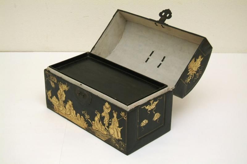 黒い収納箱 金色の装飾付き 漆皮箱 文房具収納箱 黒漆金彩 仙人図 - 書道用具専門店 西本皆文堂