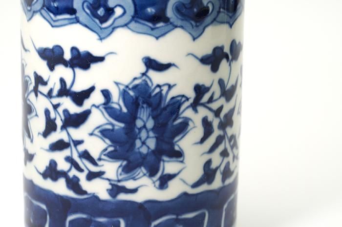 青花纏枝紋透かし彫り 鎮紙 鎮尺 文房具 書道具  工芸品  美術品  置物 青花纏枝紋筆筒 小 - 書道用具専門店 西本皆文堂 オンラインショップ