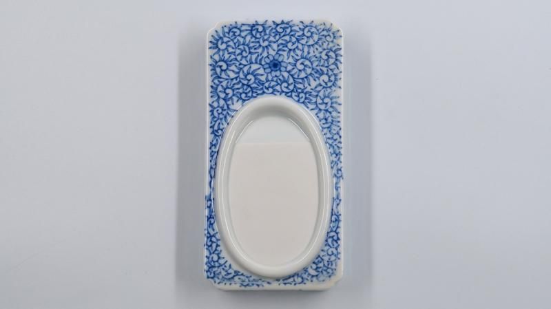 中国　書道具　青花　山水文　円式陶硯　V　8477 中国書道具青花山水文円式陶硯V8477