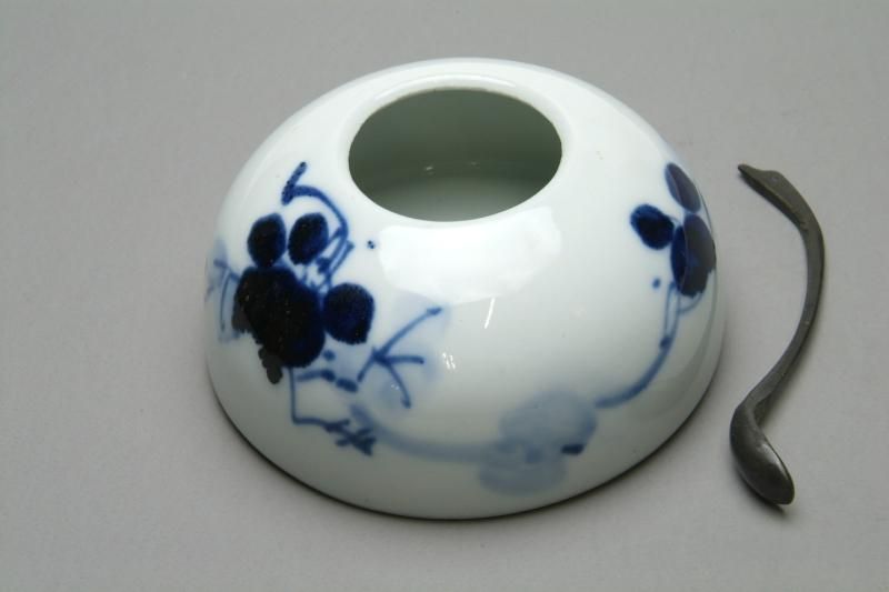 誠実 おトク情報がいっぱい！ 書 墨滴 水滴 水盂 手画青花童子騎虎 工芸品
