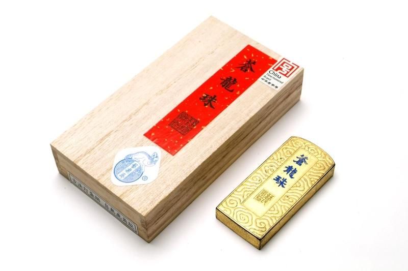 蒼龍珠 古法灯蓋煙墨 0.6両 徽歙曹素功藝粟斎 - 書道用具専門店 蒼龍珠 古法灯蓋煙墨 0.6両 徽歙曹素功藝粟斎 - 書道用具専門店
