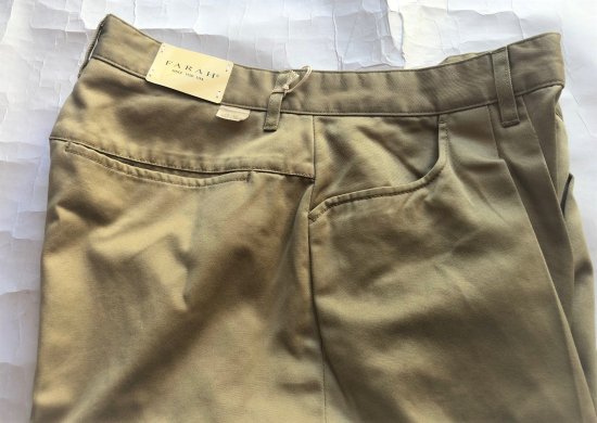 FARAH / TWO-TUCK WIDE TAPERED PANTHS CHINO