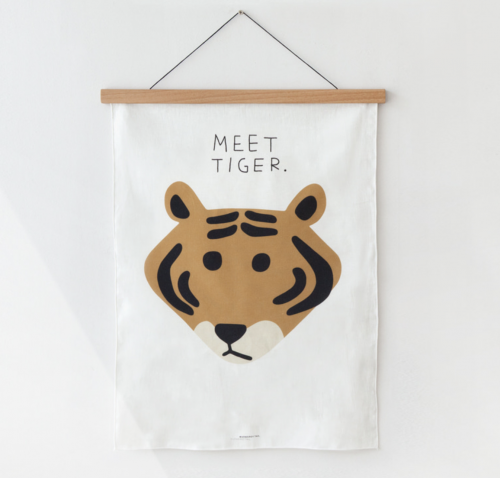 <img class='new_mark_img1' src='https://img.shop-pro.jp/img/new/icons60.gif' style='border:none;display:inline;margin:0px;padding:0px;width:auto;' />FABRIC POSTERMEET TIGER | WARMGREY TAIL