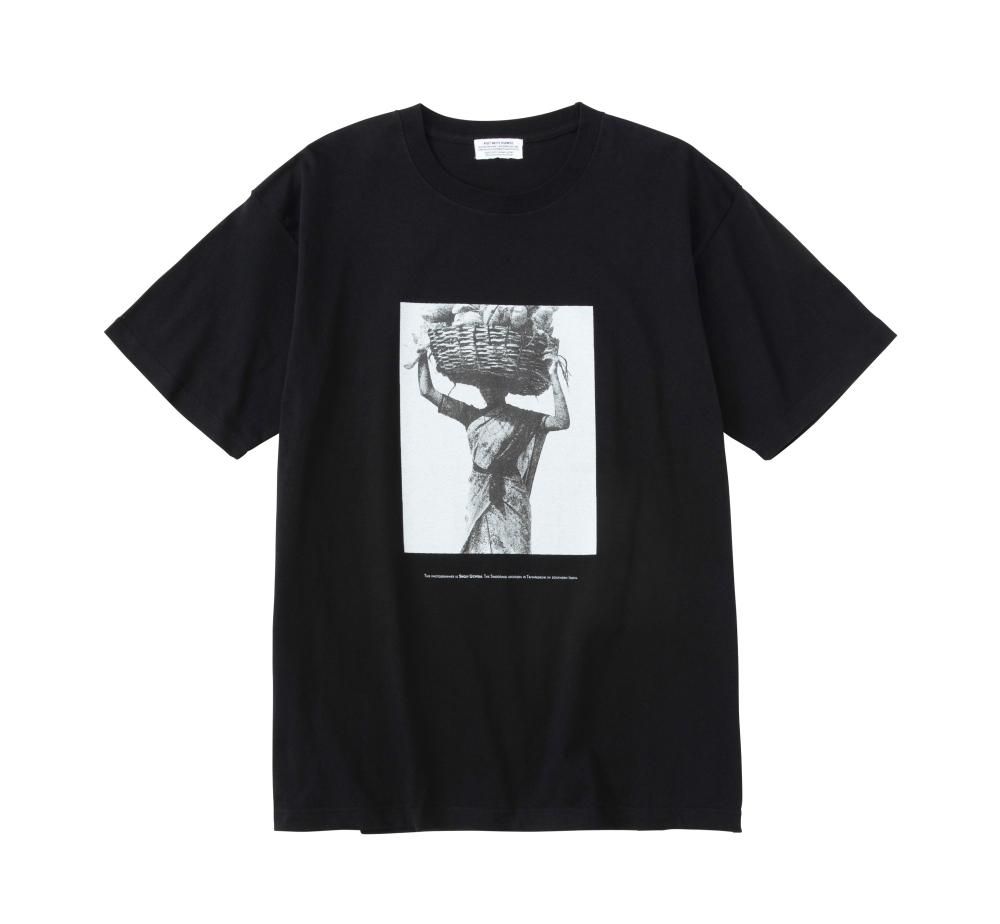 Carrying Girl Photo T-shirt - POET MEETS DUBWISE