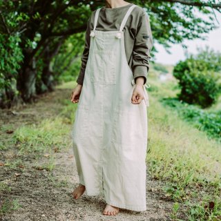 <img class='new_mark_img1' src='https://img.shop-pro.jp/img/new/icons1.gif' style='border:none;display:inline;margin:0px;padding:0px;width:auto;' />UTILITY APRON SKIRT