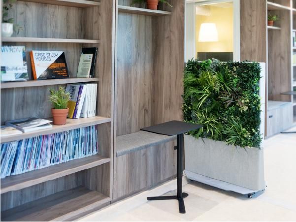 椅子やソファ付近に置くことで落ち着いた空間を作ることができます