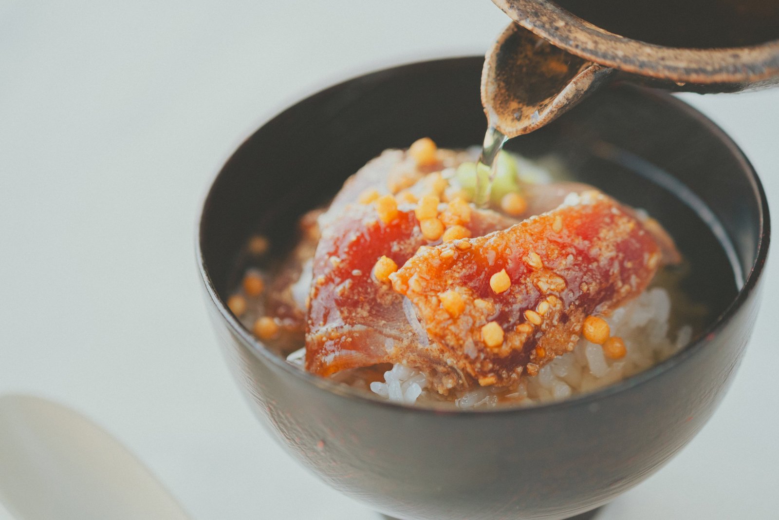 【まぐろづけ丼】炊き立てのごはんにのせるだけ。調味料にこだわった、添加物一切不使用の「まぐろのづけ丼」のもとです。 - FISHSTAND