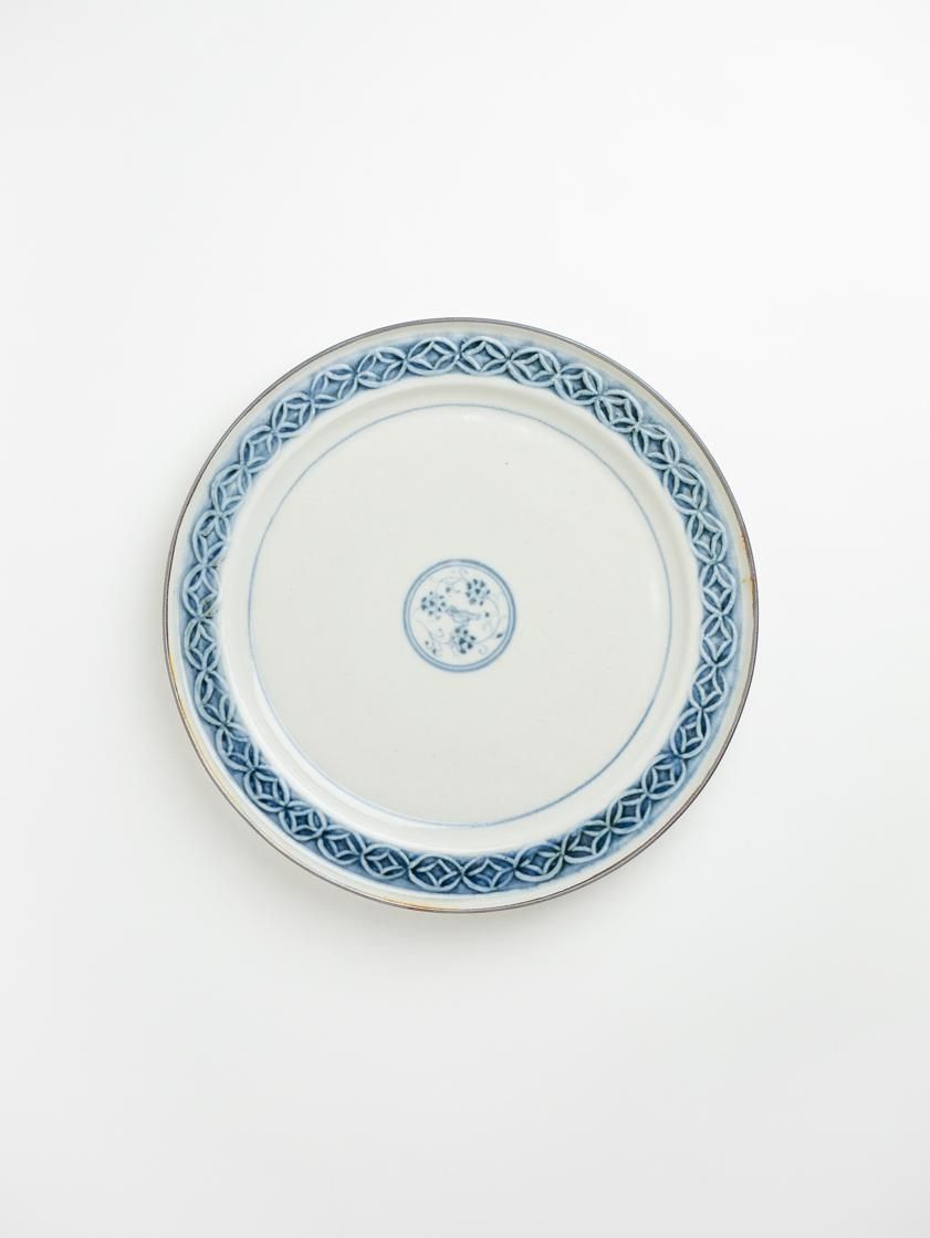染付七宝鳥文リム8寸皿 / 志村和晃 - AELU ONLINE SHOP 染付七宝鳥文リム8寸皿 / 志村和晃 - AELU ONLINE SHOP