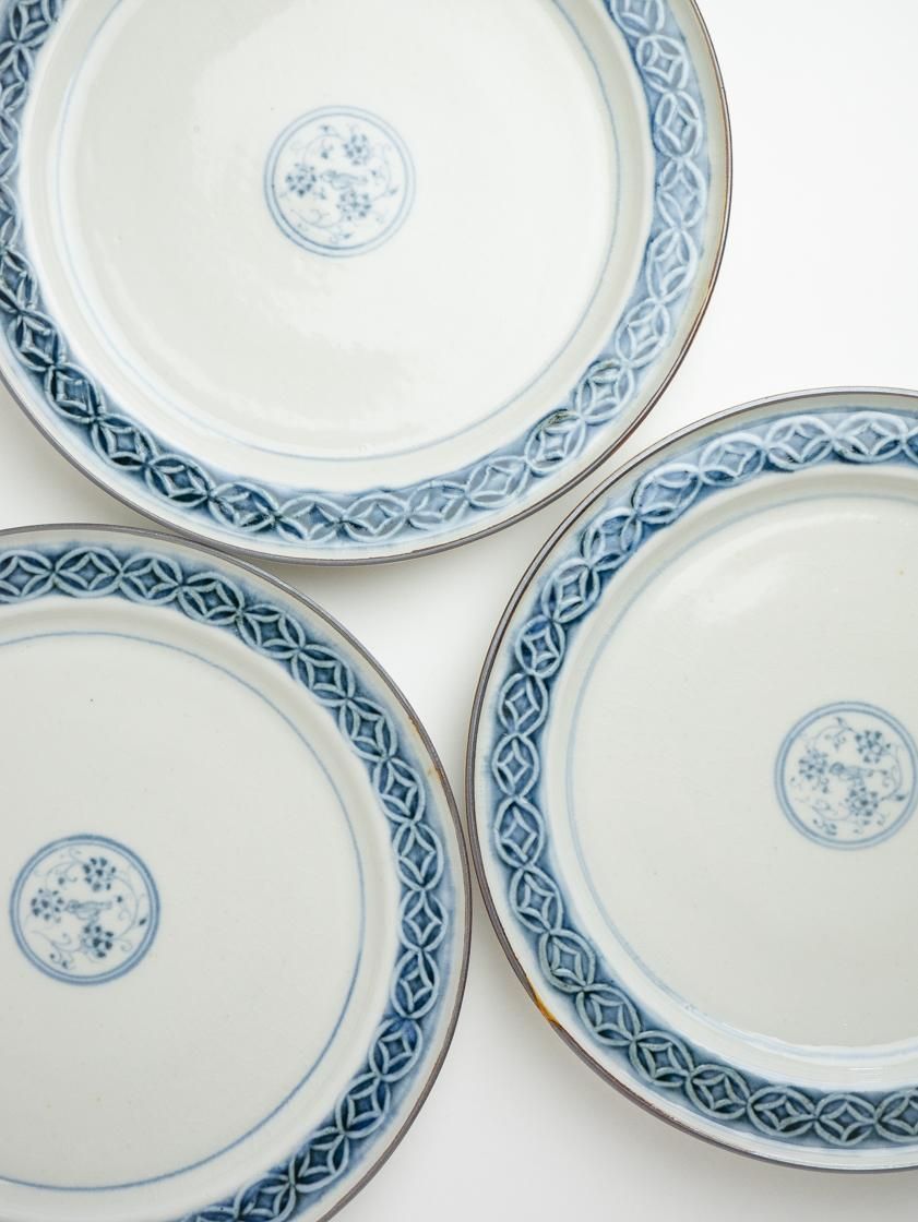 染付七宝鳥文リム8寸皿 / 志村和晃 - AELU ONLINE SHOP 染付七宝鳥文リム8寸皿 / 志村和晃 - AELU ONLINE SHOP