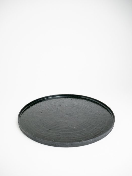 jet black flat plate / Saeam Kwon