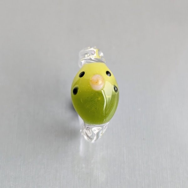 GlassArt aoitori セキセイインコガラスイヤーカフ（黄緑） - 【個性あふれる手作り雑貨店】ひなたのWEBSHOP