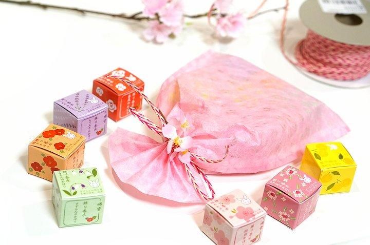 京都くろちく 椿堂 練り香水10種 桜 薔薇 金木犀 椿 柚子 蜜柑 芙蓉 沈丁花 すずらん らべんだー ギフトセット 桜柄和紙袋入り 花飾りつき 花楽堂 Karakudo 京都くろちく 椿堂 練り香水10種 桜 薔薇 金木犀 椿 柚子 蜜柑 芙蓉 沈丁花 すずらん らべんだー ギフトセット 桜柄和紙袋入り 花飾りつき 花楽堂 Karakudo