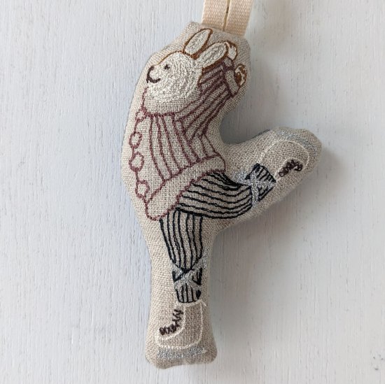 <img class='new_mark_img1' src='https://img.shop-pro.jp/img/new/icons47.gif' style='border:none;display:inline;margin:0px;padding:0px;width:auto;' />CORAL&TUSK  Ice Skater Bunny Ornament