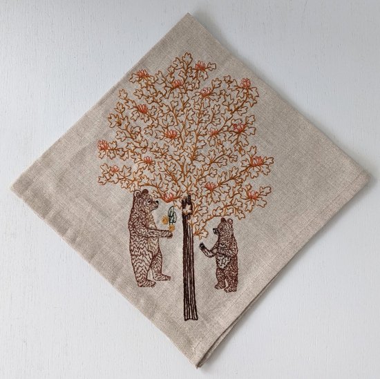 <img class='new_mark_img1' src='https://img.shop-pro.jp/img/new/icons47.gif' style='border:none;display:inline;margin:0px;padding:0px;width:auto;' />CORAL&TUSK  Fall Foliage and Bears Dinner Napkin