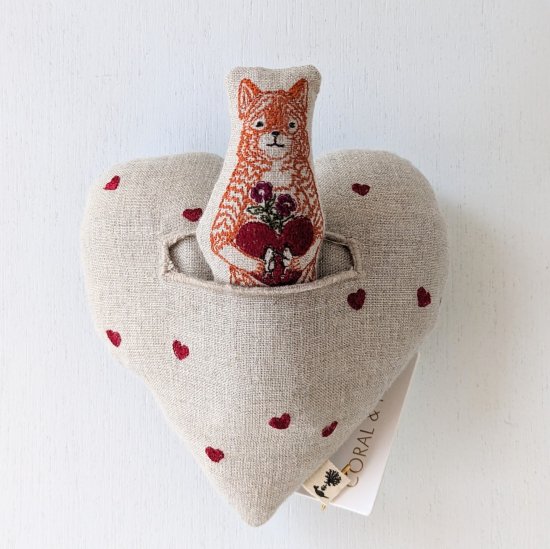 <img class='new_mark_img1' src='https://img.shop-pro.jp/img/new/icons47.gif' style='border:none;display:inline;margin:0px;padding:0px;width:auto;' />CORAL&TUSK  Tiny Pillows Fox Heart Pocket Valentine