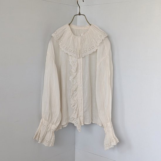 <img class='new_mark_img1' src='https://img.shop-pro.jp/img/new/icons11.gif' style='border:none;display:inline;margin:0px;padding:0px;width:auto;' />Gauze#  ANTIQUE LACE FRILL BLOUSE