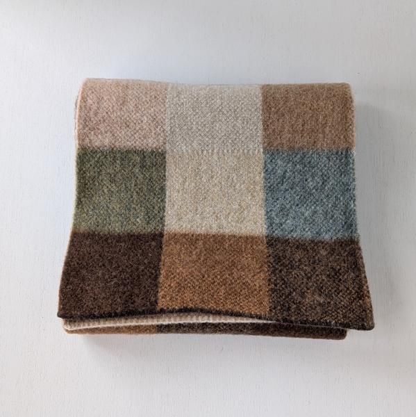 <img class='new_mark_img1' src='https://img.shop-pro.jp/img/new/icons47.gif' style='border:none;display:inline;margin:0px;padding:0px;width:auto;' />GLEN GORDON  LAMBSWOOL BRUSHED CHECK JACQUARD SCARF