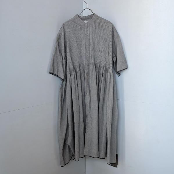 <img class='new_mark_img1' src='https://img.shop-pro.jp/img/new/icons47.gif' style='border:none;display:inline;margin:0px;padding:0px;width:auto;' />maison de soil  HANDWOVEN COTTON SINGLE CHECK BANDED COLLAR SHIRT DRESS WITH PINTUCK
