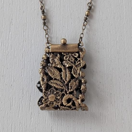 <img class='new_mark_img1' src='https://img.shop-pro.jp/img/new/icons47.gif' style='border:none;display:inline;margin:0px;padding:0px;width:auto;' />Vlas Blomme  Brass Lace NC