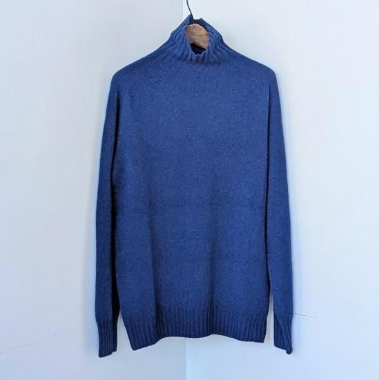 <img class='new_mark_img1' src='https://img.shop-pro.jp/img/new/icons11.gif' style='border:none;display:inline;margin:0px;padding:0px;width:auto;' />Modele Particulier ARMEN  GEELONG LAMBSWOOL SEAM FREE POLO NECK SADDLE SHOULDER P/O
