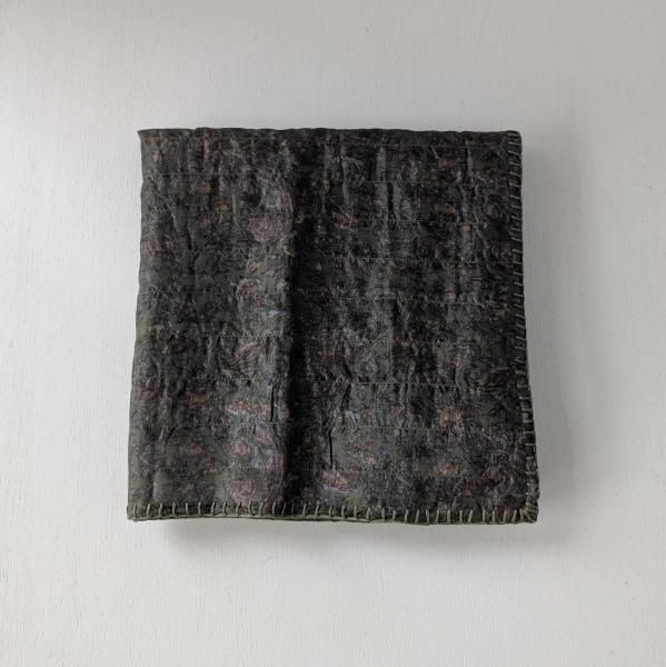 <img class='new_mark_img1' src='https://img.shop-pro.jp/img/new/icons11.gif' style='border:none;display:inline;margin:0px;padding:0px;width:auto;' />maison de soil  STITCHED BANGALORE SILK PAISLEY PRINT SCARF WITH BLANCKET STITCH