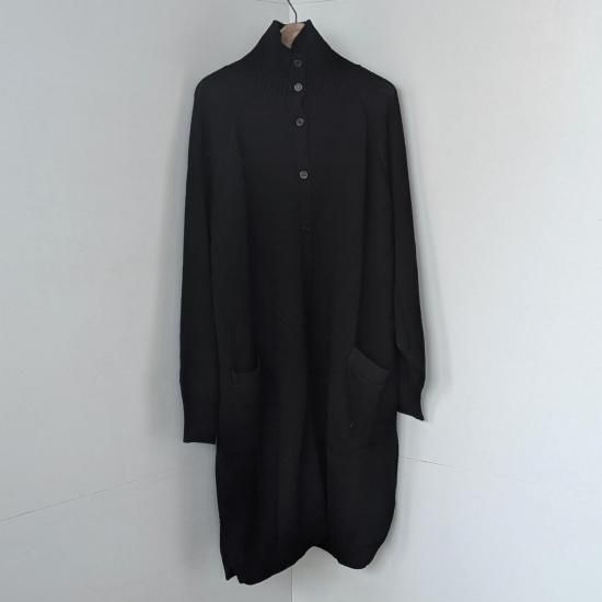 <img class='new_mark_img1' src='https://img.shop-pro.jp/img/new/icons11.gif' style='border:none;display:inline;margin:0px;padding:0px;width:auto;' />SOIL  7GG 2PLY PLAIN STITCH COTSWOLDS TURTLE NECK BUTTON LONG CARDIGAN