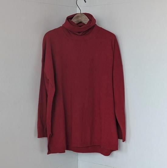<img class='new_mark_img1' src='https://img.shop-pro.jp/img/new/icons11.gif' style='border:none;display:inline;margin:0px;padding:0px;width:auto;' />maison de soil  12GG PLAIN STITCH DROP SHOULDER POLO NECK WITH SLIT