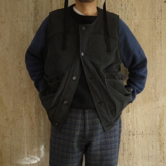 SASSAFRA Overgrown Hiker Vest | ブラック - Hughes' DEN SASSAFRA Overgrown Hiker Vest | ブラック - Hughes' DEN