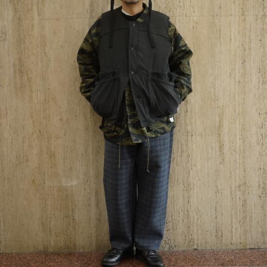 SASSAFRA Overgrown Hiker Vest | ブラック - Hughes' DEN SASSAFRA Overgrown Hiker Vest | ブラック - Hughes' DEN
