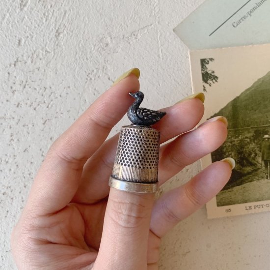 Antique bird thimble<img class='new_mark_img2' src='https://img.shop-pro.jp/img/new/icons47.gif' style='border:none;display:inline;margin:0px;padding:0px;width:auto;' />