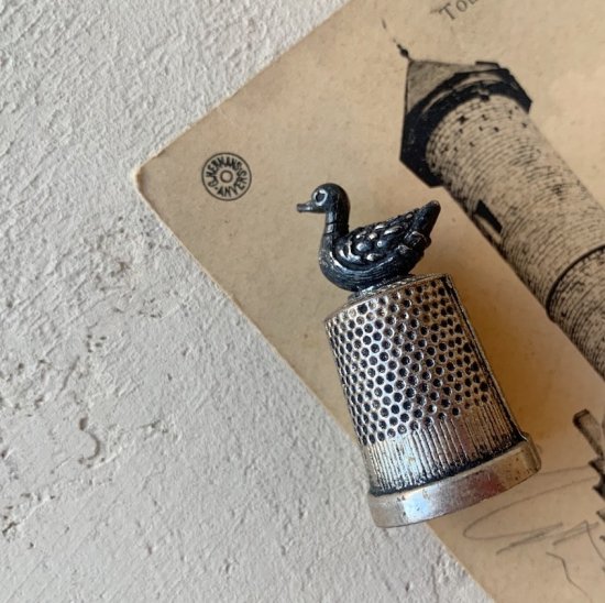 Antique bird thimble<img class='new_mark_img2' src='https://img.shop-pro.jp/img/new/icons47.gif' style='border:none;display:inline;margin:0px;padding:0px;width:auto;' />