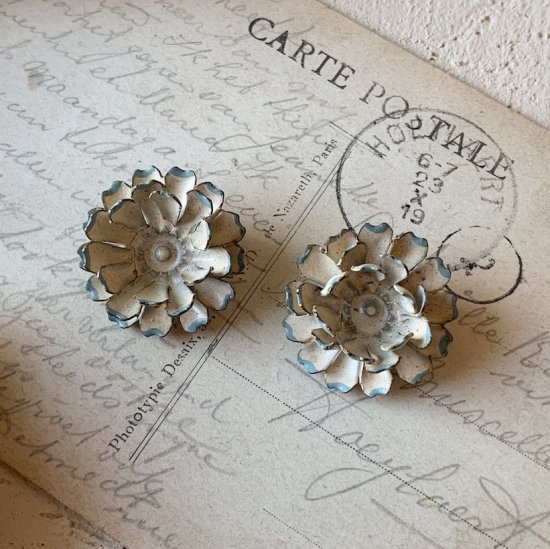 Vintage flower earrings<img class='new_mark_img2' src='https://img.shop-pro.jp/img/new/icons47.gif' style='border:none;display:inline;margin:0px;padding:0px;width:auto;' />