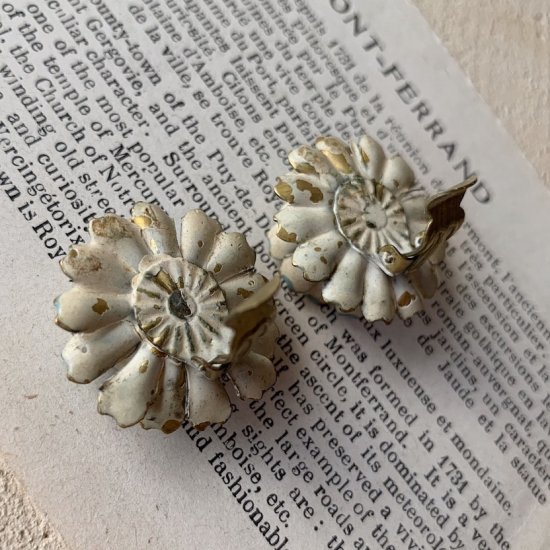 Vintage flower earrings<img class='new_mark_img2' src='https://img.shop-pro.jp/img/new/icons47.gif' style='border:none;display:inline;margin:0px;padding:0px;width:auto;' />