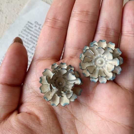 Vintage flower earrings<img class='new_mark_img2' src='https://img.shop-pro.jp/img/new/icons47.gif' style='border:none;display:inline;margin:0px;padding:0px;width:auto;' />