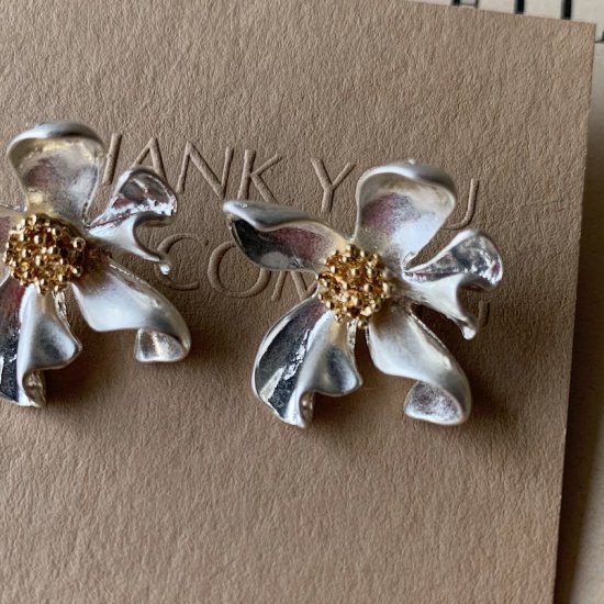 Silver flower pierce<img class='new_mark_img2' src='https://img.shop-pro.jp/img/new/icons47.gif' style='border:none;display:inline;margin:0px;padding:0px;width:auto;' />