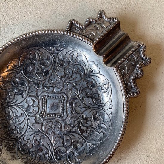 Antique silver ashtray<img class='new_mark_img2' src='https://img.shop-pro.jp/img/new/icons47.gif' style='border:none;display:inline;margin:0px;padding:0px;width:auto;' />