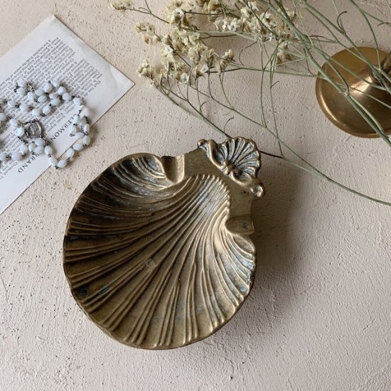 Antique shell tray<img class='new_mark_img2' src='https://img.shop-pro.jp/img/new/icons47.gif' style='border:none;display:inline;margin:0px;padding:0px;width:auto;' />