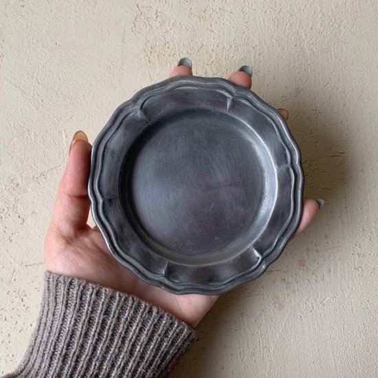 Antique pewter tray<img class='new_mark_img2' src='https://img.shop-pro.jp/img/new/icons47.gif' style='border:none;display:inline;margin:0px;padding:0px;width:auto;' />