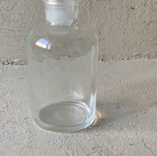 Vintage medicine bottle.c<img class='new_mark_img2' src='https://img.shop-pro.jp/img/new/icons47.gif' style='border:none;display:inline;margin:0px;padding:0px;width:auto;' />